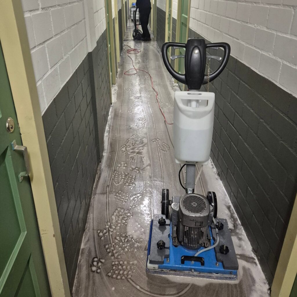 Schoonmaakbedrijf zuid-holland deepclean van vloeren opslagruimte