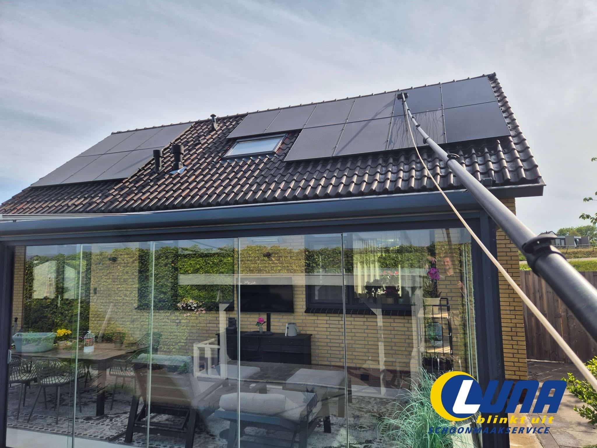 Zonnepanelen reiniging schoonmaakbedrijf zuid holland