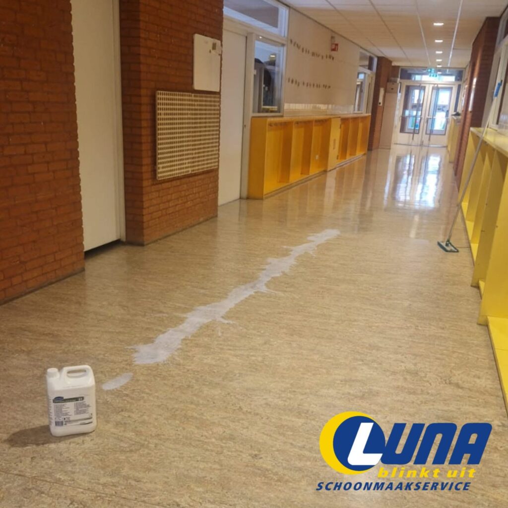 Schoonmaak van een schoolgang door Luna Schoonmaakservice